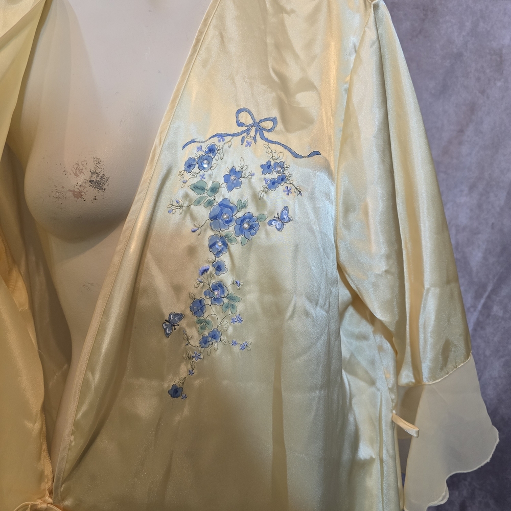 Silky Cream‎ Floral-Embroidered Robe - Picture 4 of 7